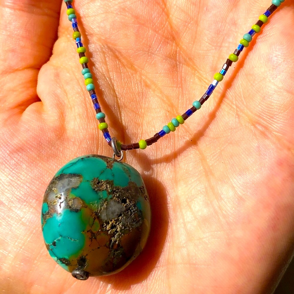 Beautiful turquoise necklace on glass beads - Picture 10 of 14
